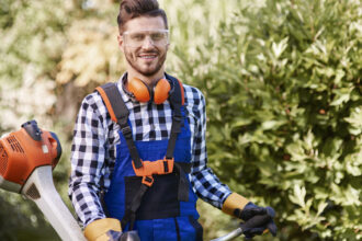 Faire appel à un jardinier professionnel à domicile : bonne idée en 2026 ?